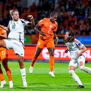 Nederlandse voetbalsters verslaan Hongarije en kunnen WK bijna ruiken