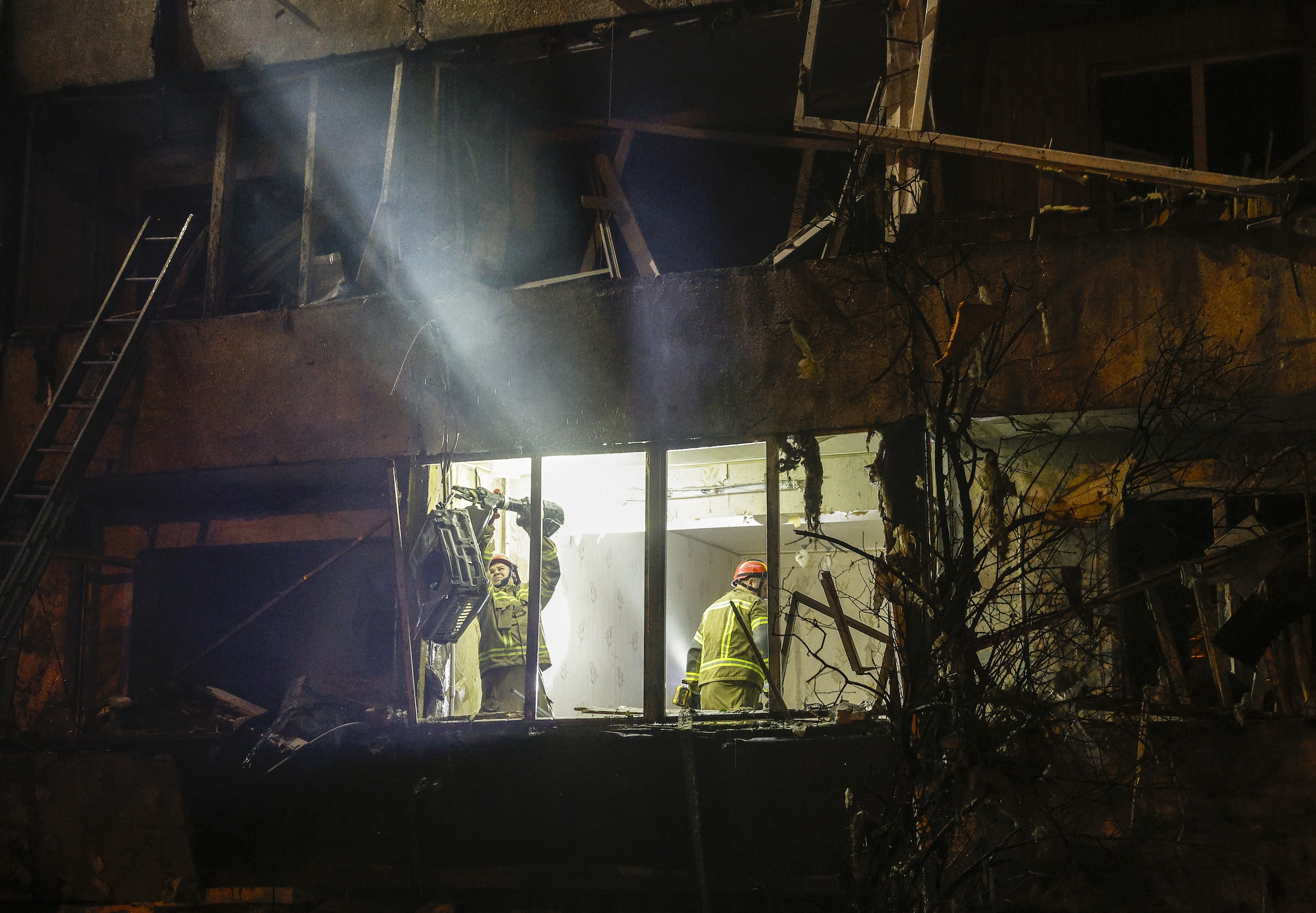 Reddingswerkers in een flatgebouw in Kyiv dat is getroffen door een Russische raketaanval.