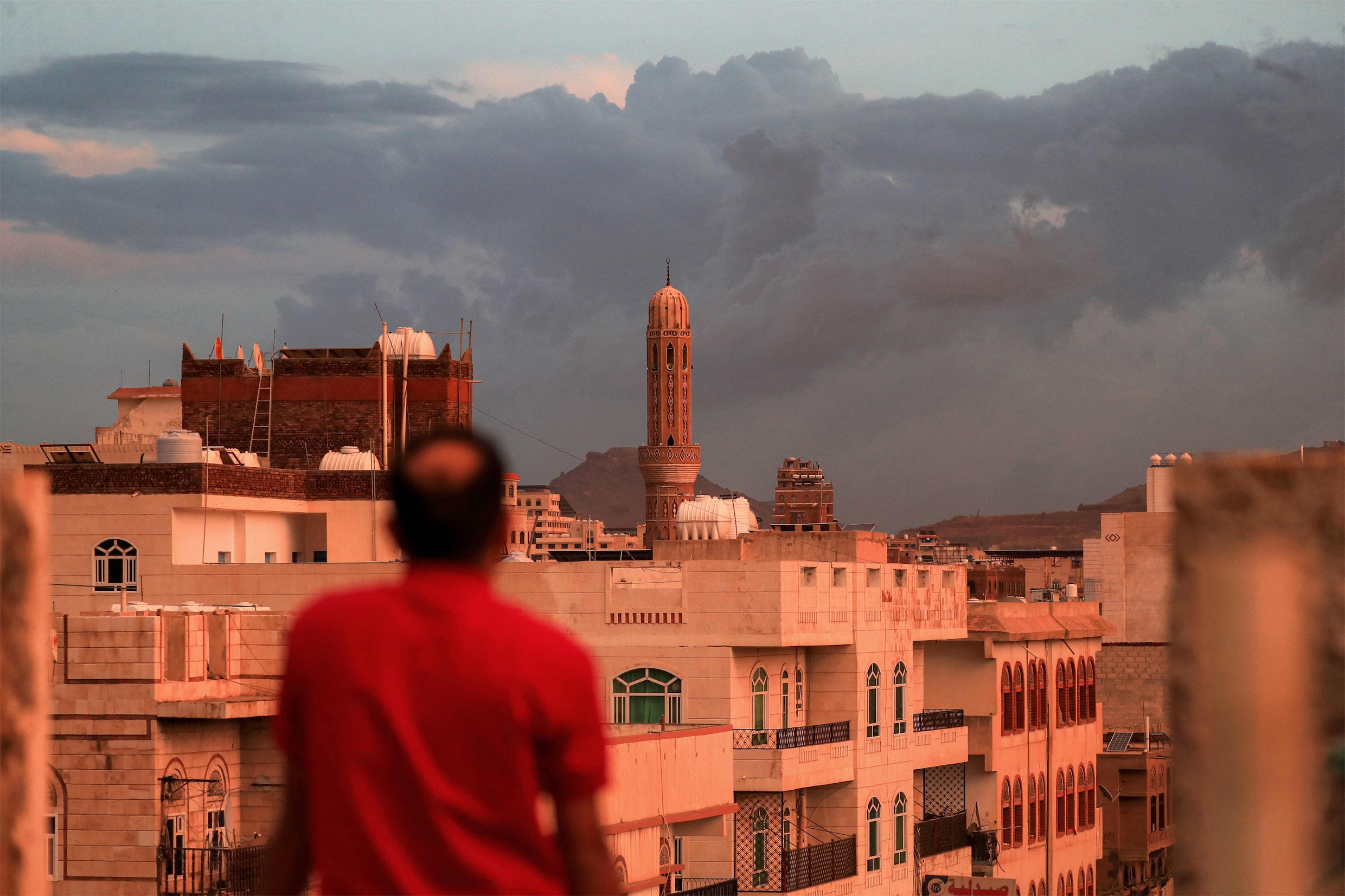 Rookwolken in de lucht boven de Jemenitische hoofdstad Sanaa, in handen van de Houthi’s, na een luchtaanval van afgelopen dinsdag.
