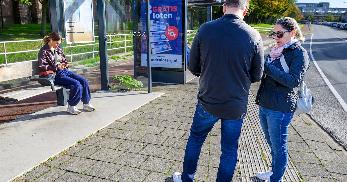 Bij de bushalte in Monnickendam is het informatiebord een baken van valse hoop: ‘Taxi nodig, iemand?