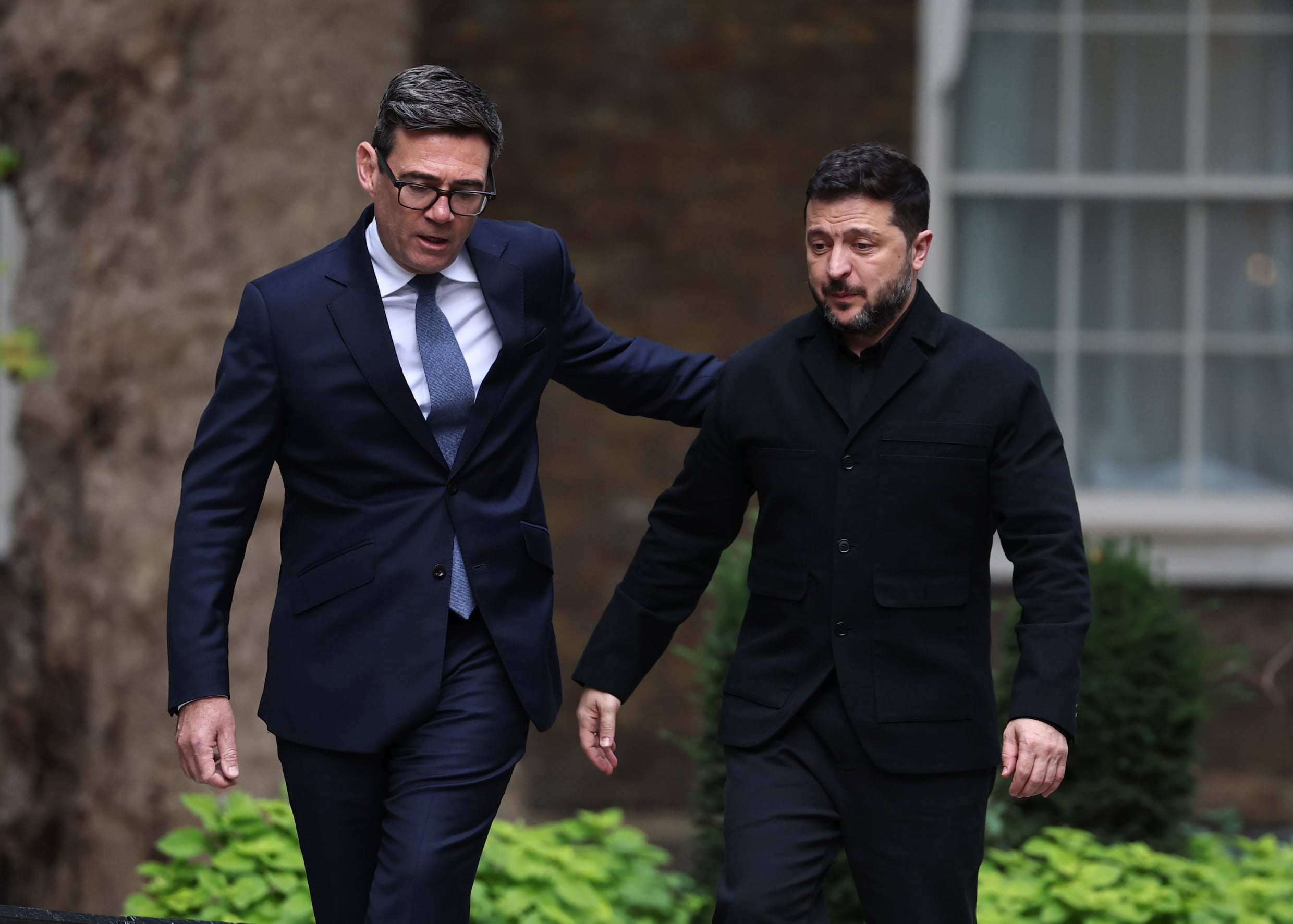De Oekraïense president Zelensky (rechts) op bezoek bij de Britse premier Andy Burnham (links) na het interview met Piers Morgan. 