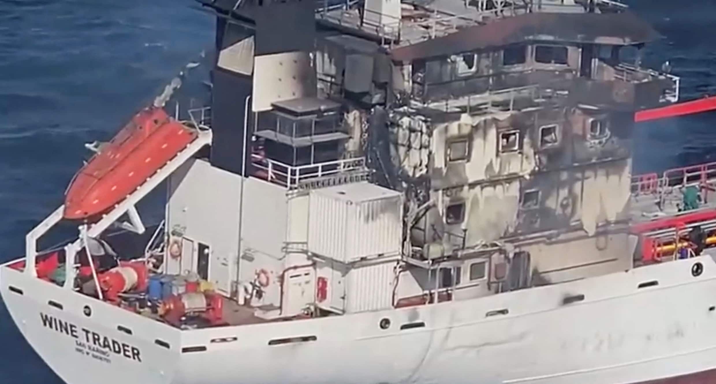 De chemische tanker Wine Trader, die onder de vlag van San Marino vaart, staat in brand na een drone-aanval in de territoriale wateren van Roemenië. 