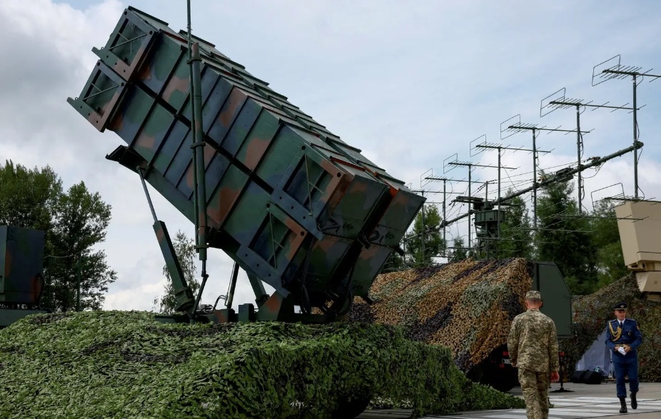 Oekraïense militairen passeren een lanceerinrichting van een Patriot-luchtverdedigingssysteem.