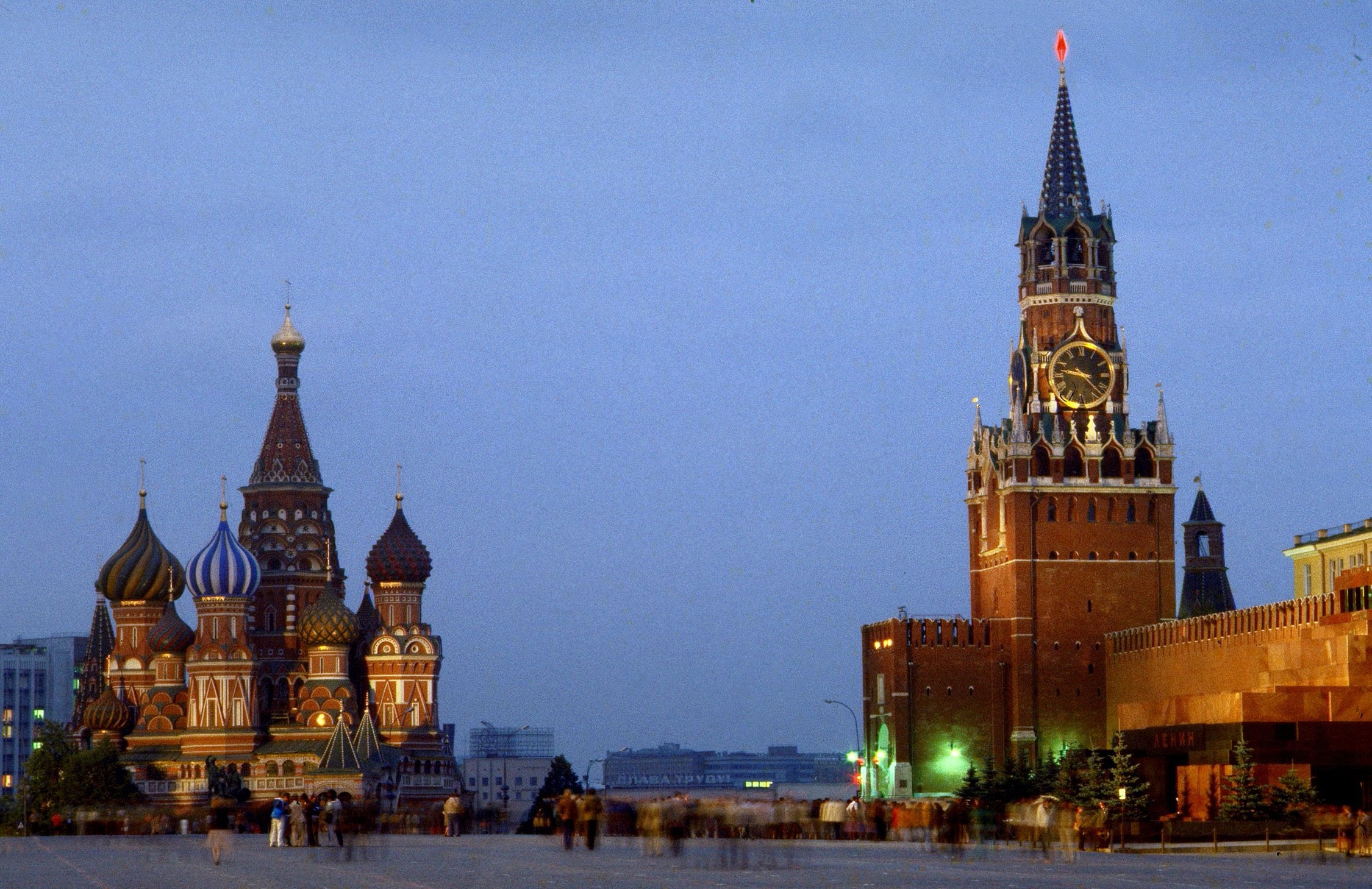 Het Rode Plein in Moskou met de Basiliuskathedraal en het Kremlin.