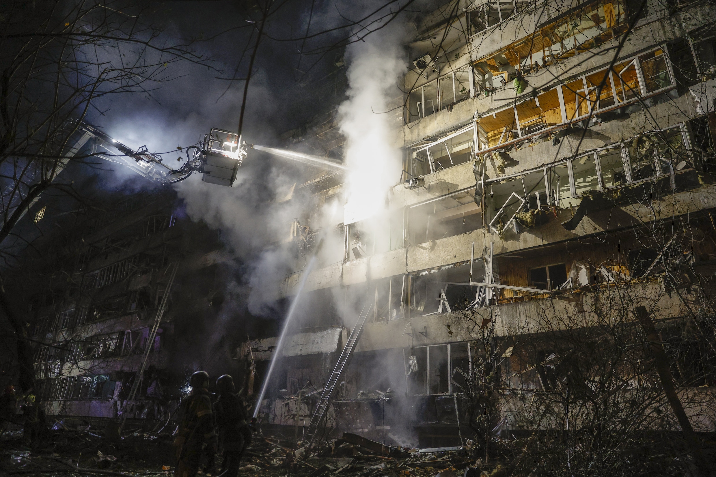 Oekraïense reddingswerkers bij een appartementencomplex in Kyiv dat eerder deze week werd getroffen door Rusland. 