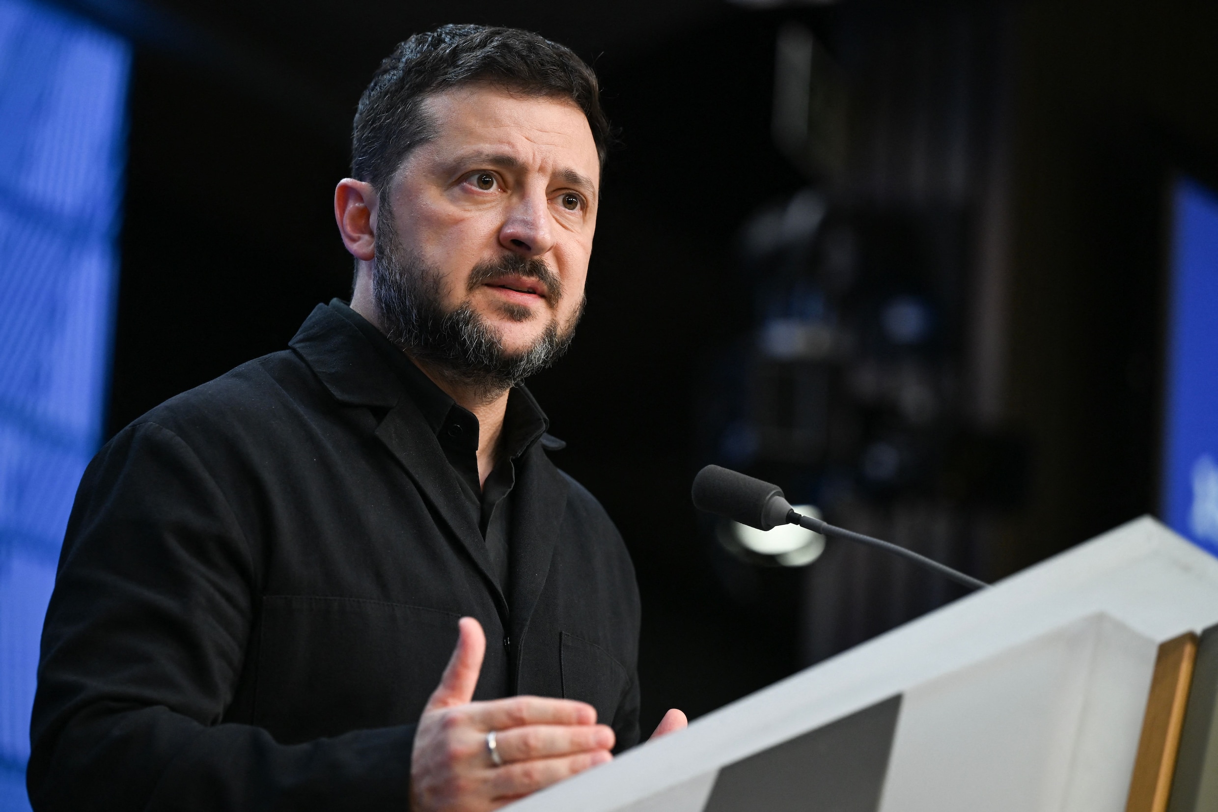 Zelensky tijdens een persconferentie in Brussel, tijdens de top van EU-leiders. 
