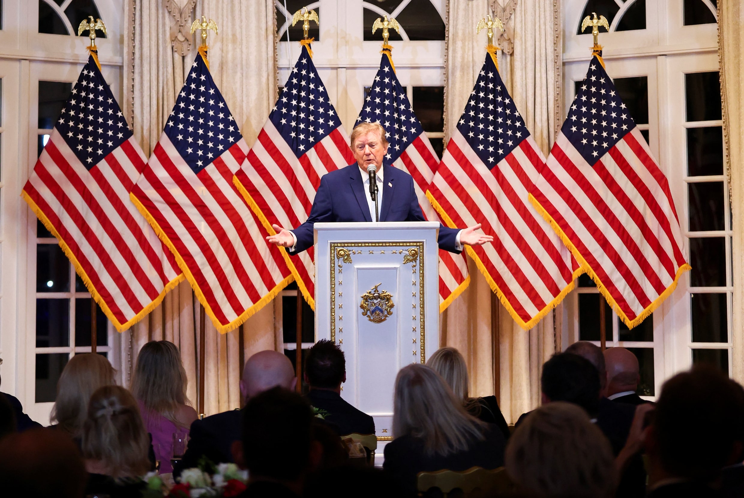 President Donald Trump vrijdagavond tijdens een MAGA-diner in zijn resort Mar-a-Lago in Palm Beach (Florida).