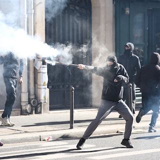 Bij protesten duiken steeds vaker gewelddadige, in het zwart gestoken relschoppers op. Wat willen zij?