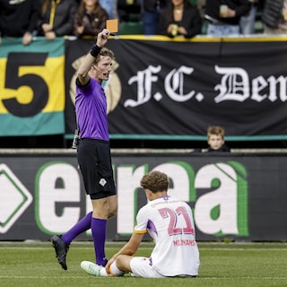 Tiental PSV verslikt zich in ADO Den Haag na rode kaart Mijnans en verliest met 2-1