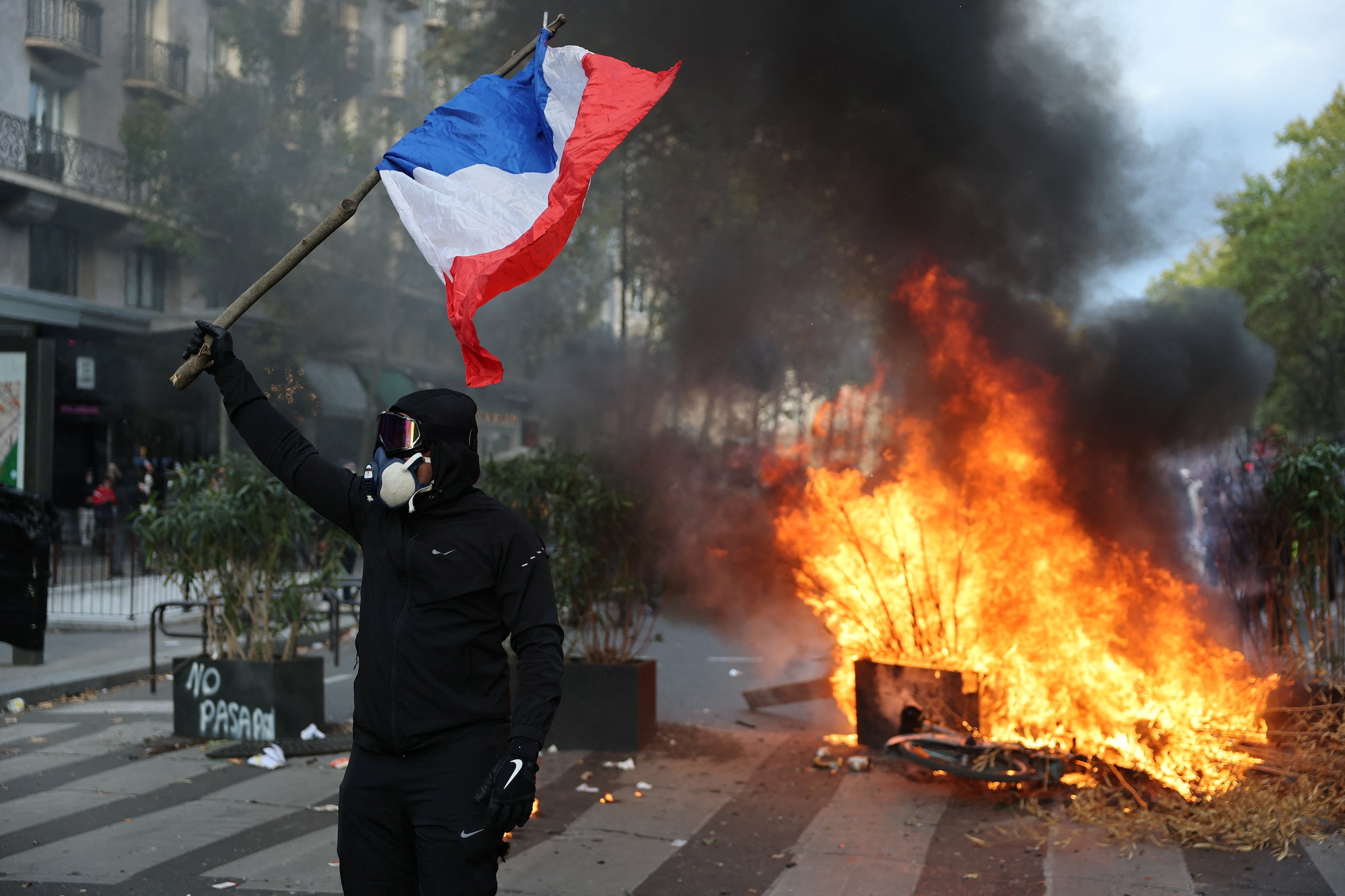 Een gemaskerde demonstrant in Parijs.