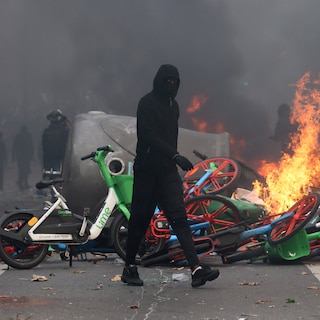 Vreedzame protestmars van tienduizenden Franse demonstranten overschaduwd door geweld van relschoppers