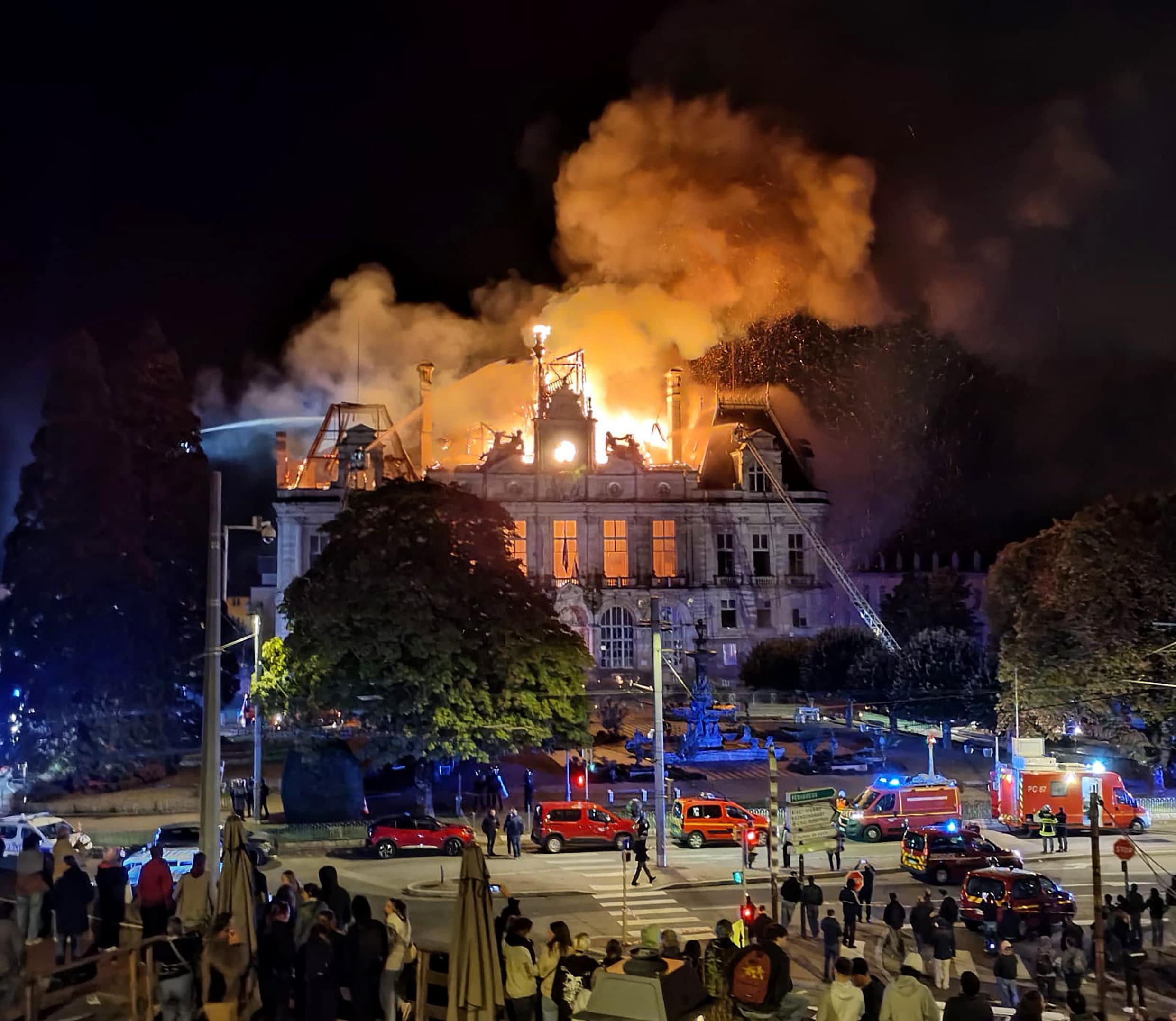Het brandende stadhuis in Limoges.