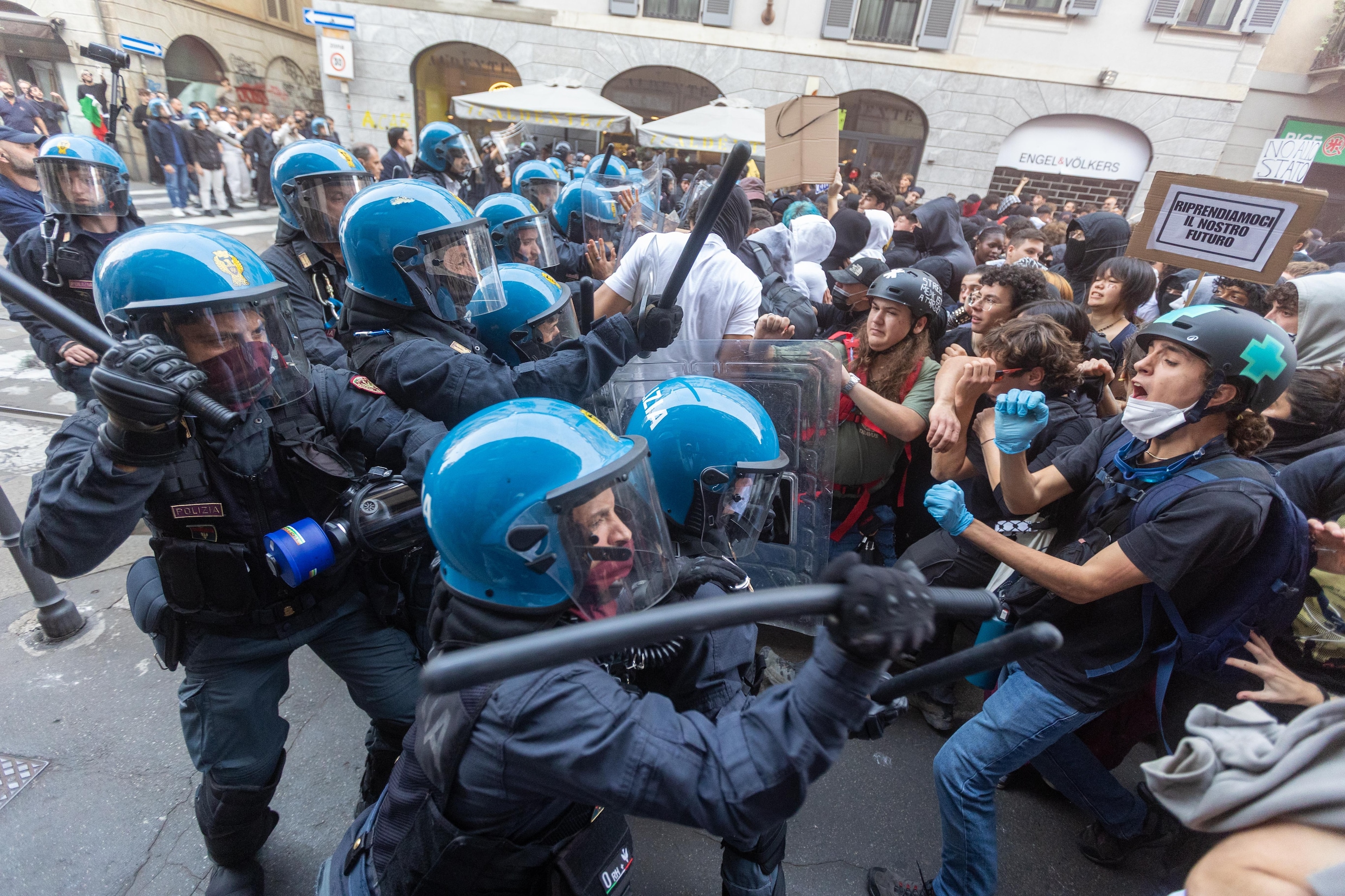 Police confront "Italia in Piazza" protesters in Milan, Italy, on Saturday, Oct. 17, 2026. (Stefano Porta/LaPresse via AP)