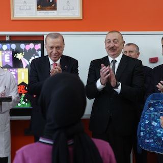 Hoofddoekverbod op Azerbeidzjaanse scholen zorgt nu voor diplomatieke spanningen met Turkije en Iran