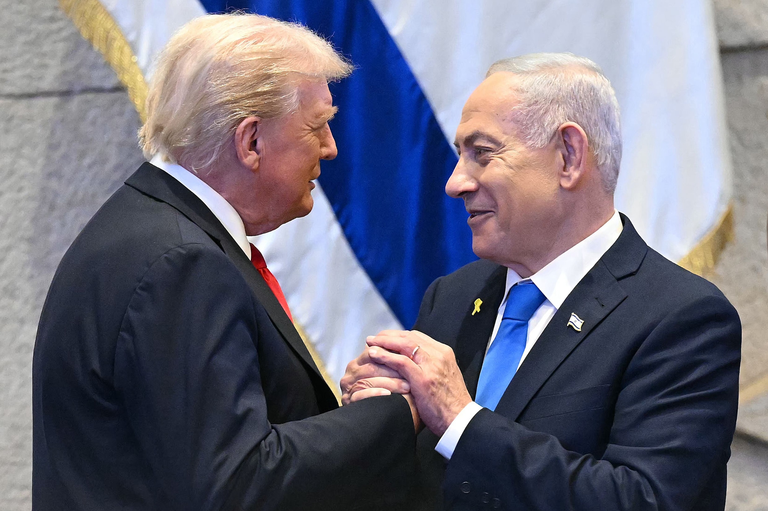 Trump (links) en Netanyahu tijdens een bezoek van de Amerikaanse president aan het Israëlische parlement, vorig jaar. 