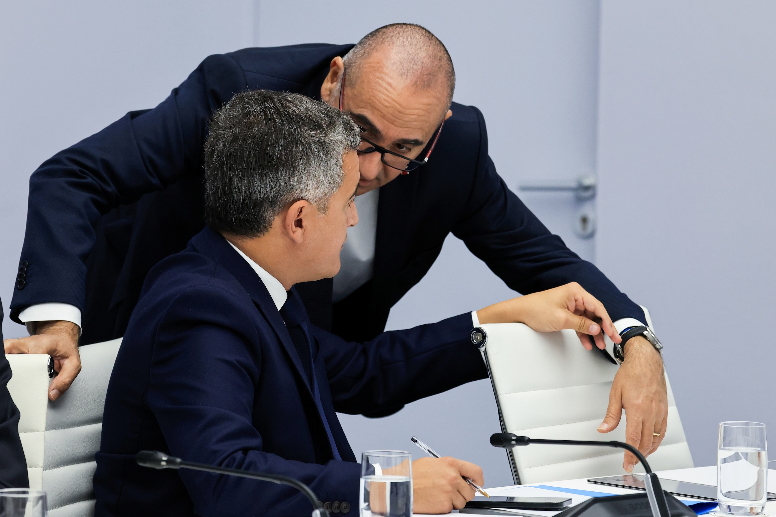 Minister van Justitie Gérald Darmanin (links) in gesprek met minister van Binnenlandse Zaken Laurent Nuñez (rechts) tijdens een crisisvergadering in Parijs zondag.