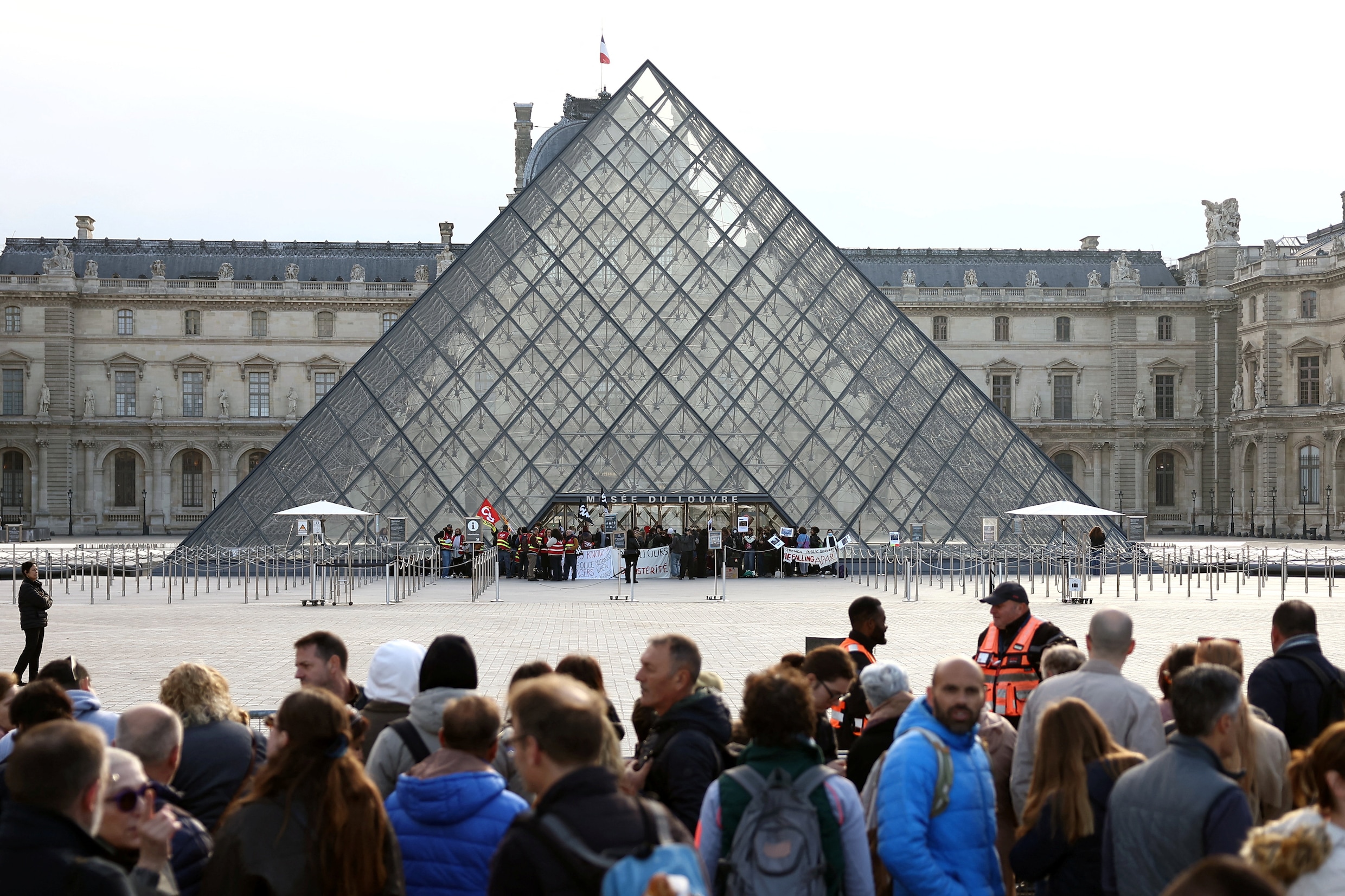 Betogers en studenten van kunst- en cultuuropleidingen blokkeren de ingang van het Louvre-museum tijdens een demonstratie ter ondersteuning van de scholierenbeweging.