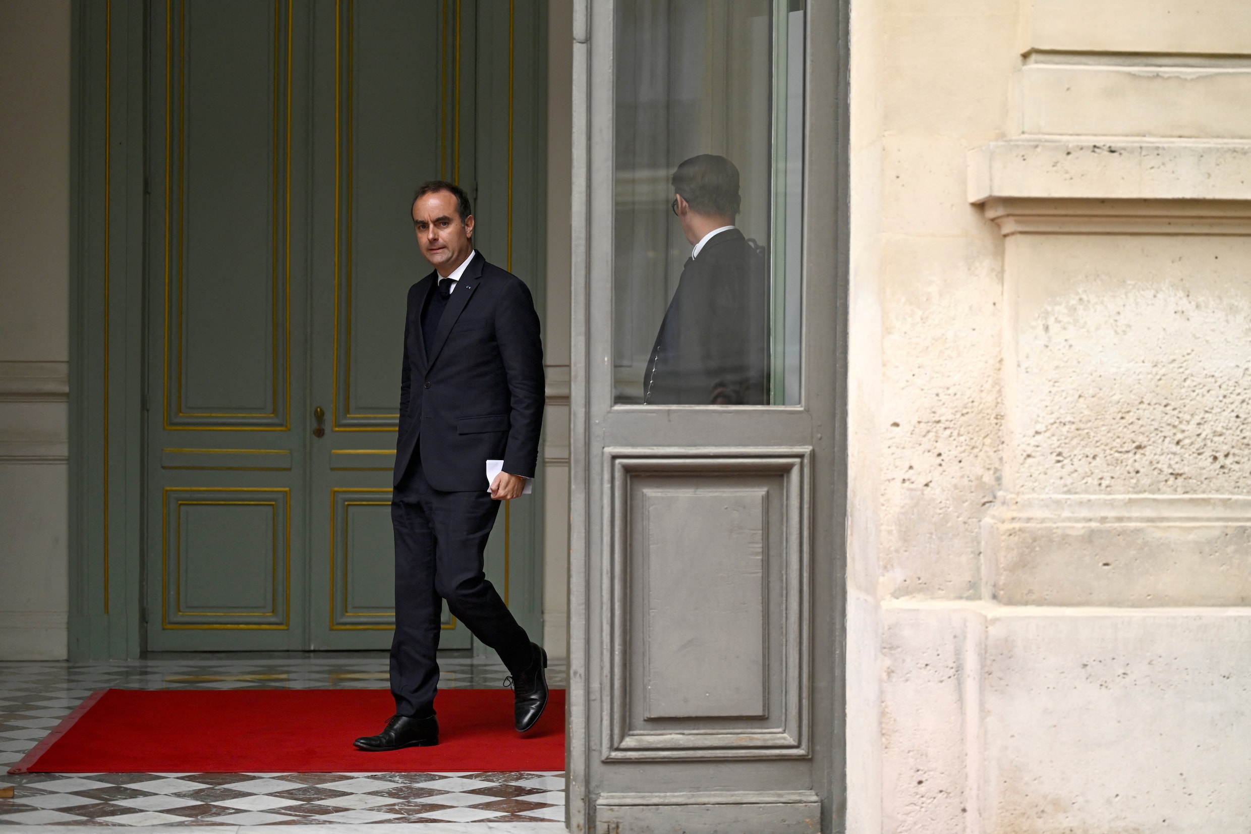 Premier Sébastien Lecornu verlaat een interministeriële crisisvergadering op het ministerie van Binnenlandse Zaken in Parijs, op 19 oktober 2026.