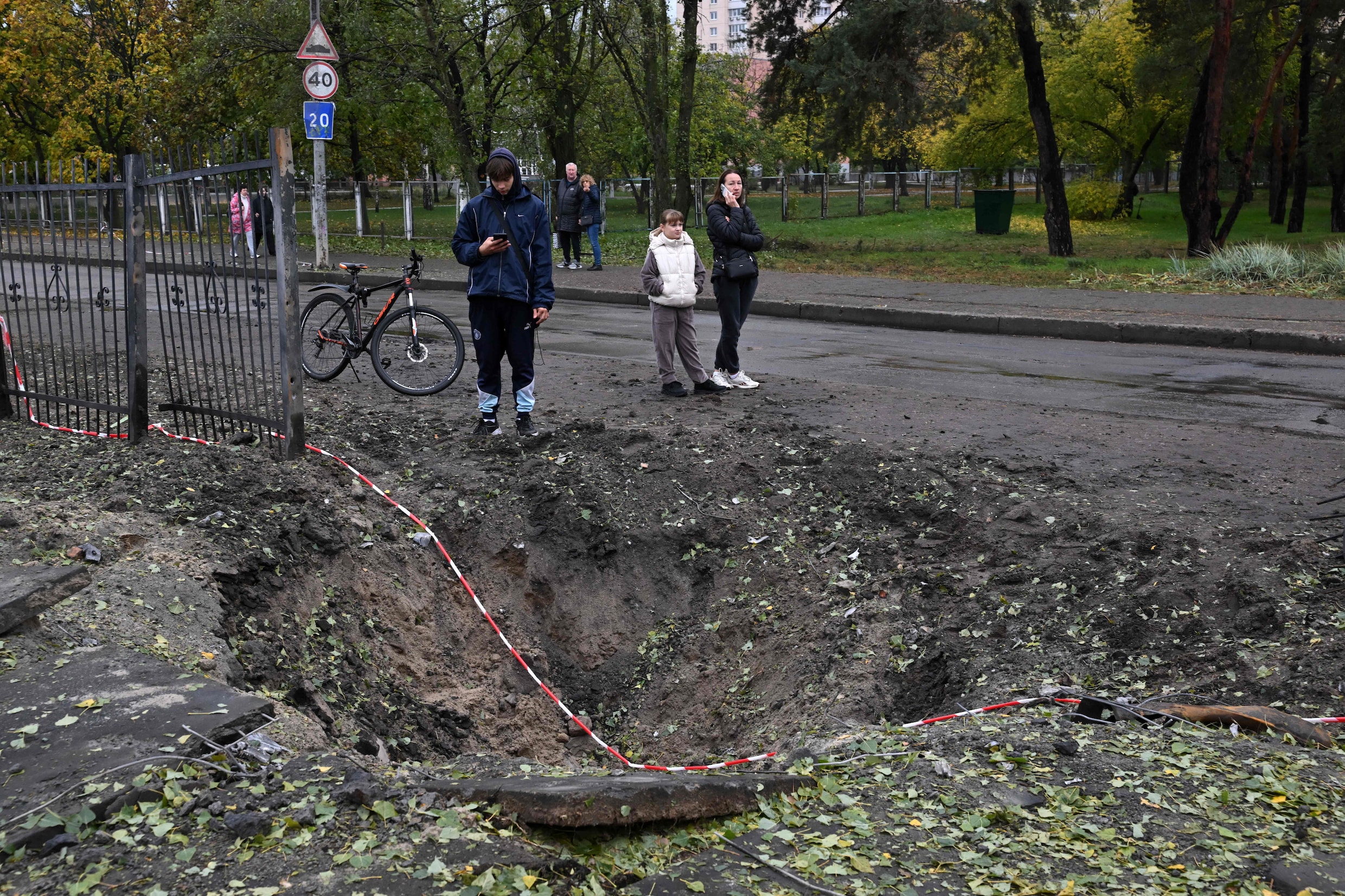 De inslagkrater van een Russische raket die is ingeslagen in de buurt van een school in Kyiv.