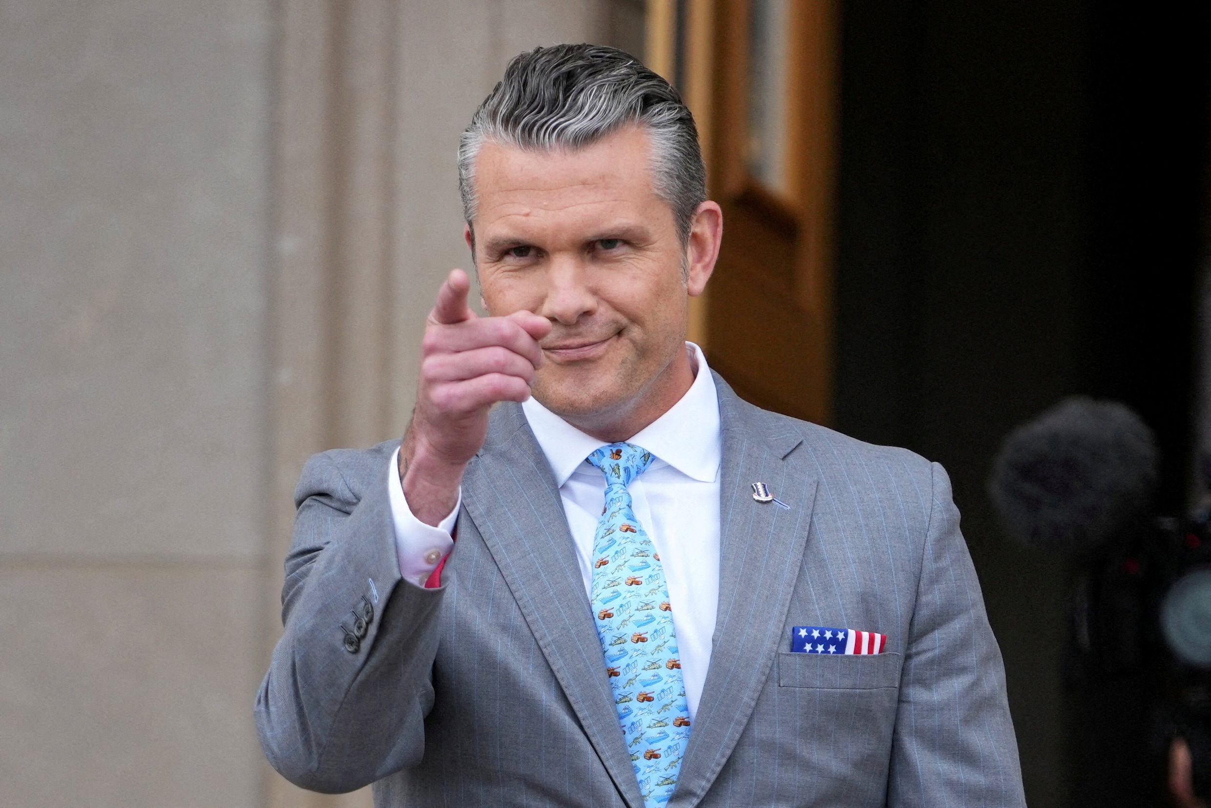Pete Hegseth gebaart tijdens een bezoek van de Britse minister van Defensie aan het Amerikaanse Pentagon, op 15 oktober.