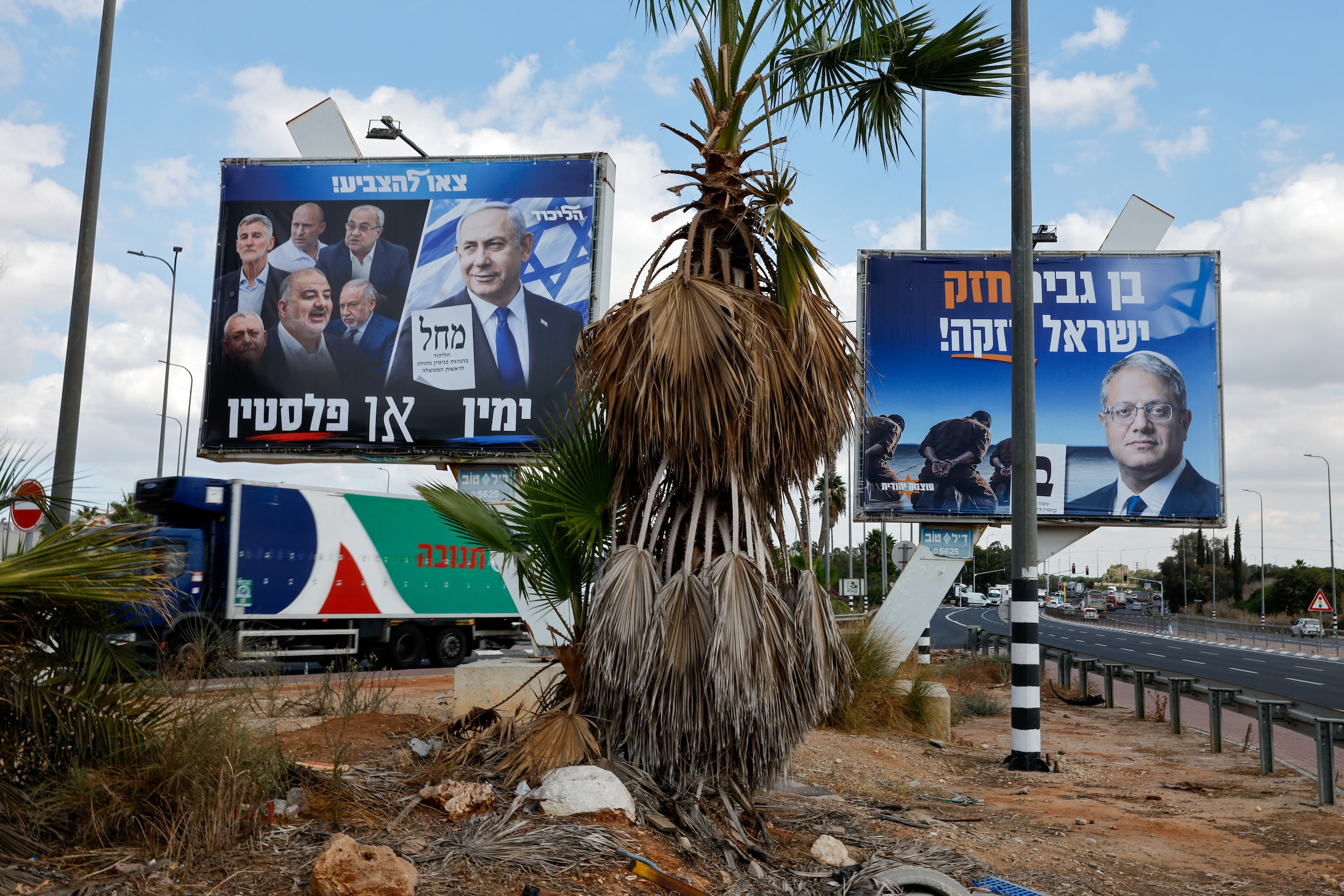 Campagneposters van de huidige Israëlische premier Netanyahu en zijn Likoed-partij (links) en de partij Joodse Kracht van de minister van Nationale Veiligheid Ben Gvir (rechts).