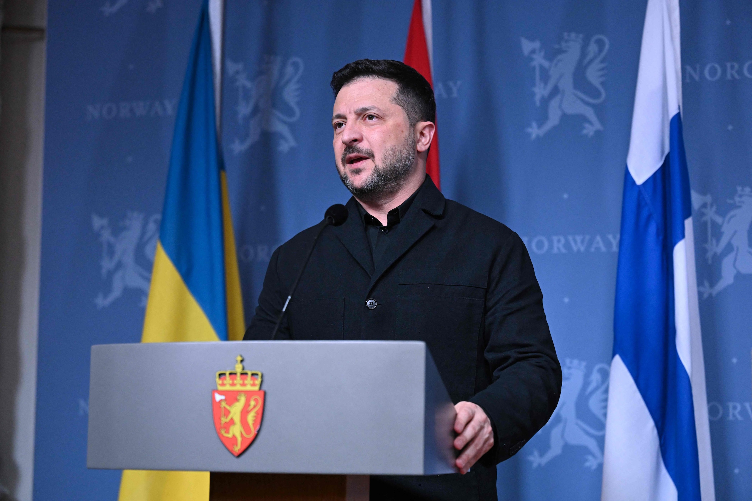 Zelensky tijdens de persconferentie in Oslo. 