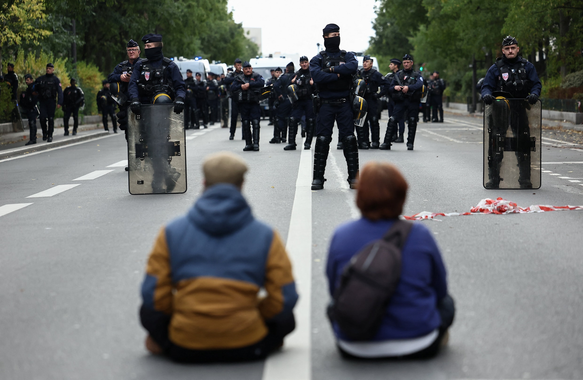 Demonstranten op straat in Parijs, oog in oog met de ordepolitie tijdens een door studentengroepen en vakbonden georganiseerd protest donderdag.