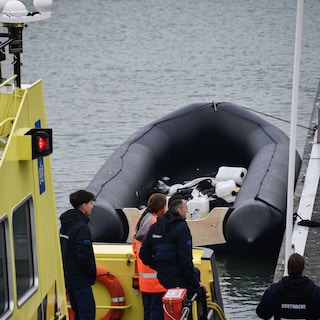 Hulpdiensten rukken uit voor boot voor Zeeuwse kust, twee opvarenden aangehouden wegens mensensmokkel