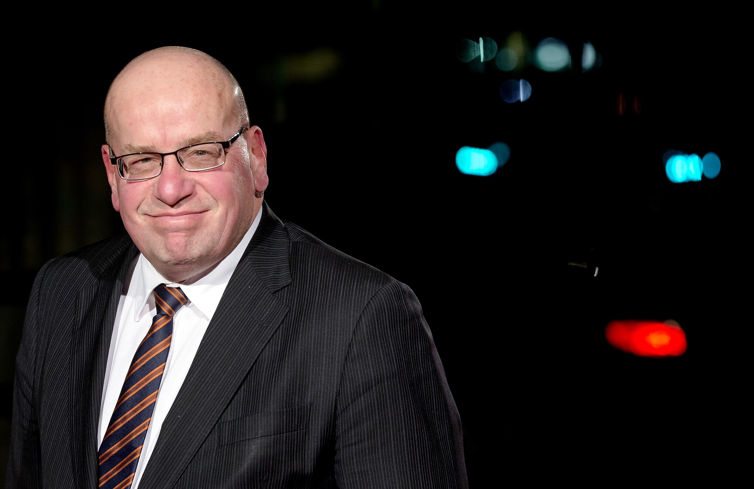 Staatssecretaris Fred Teeven is niet van plan om dakloze migranten zoals uitgeprocedeerde asielzoekers onmiddellijk van eten, kleding en onderdak te voorzien.