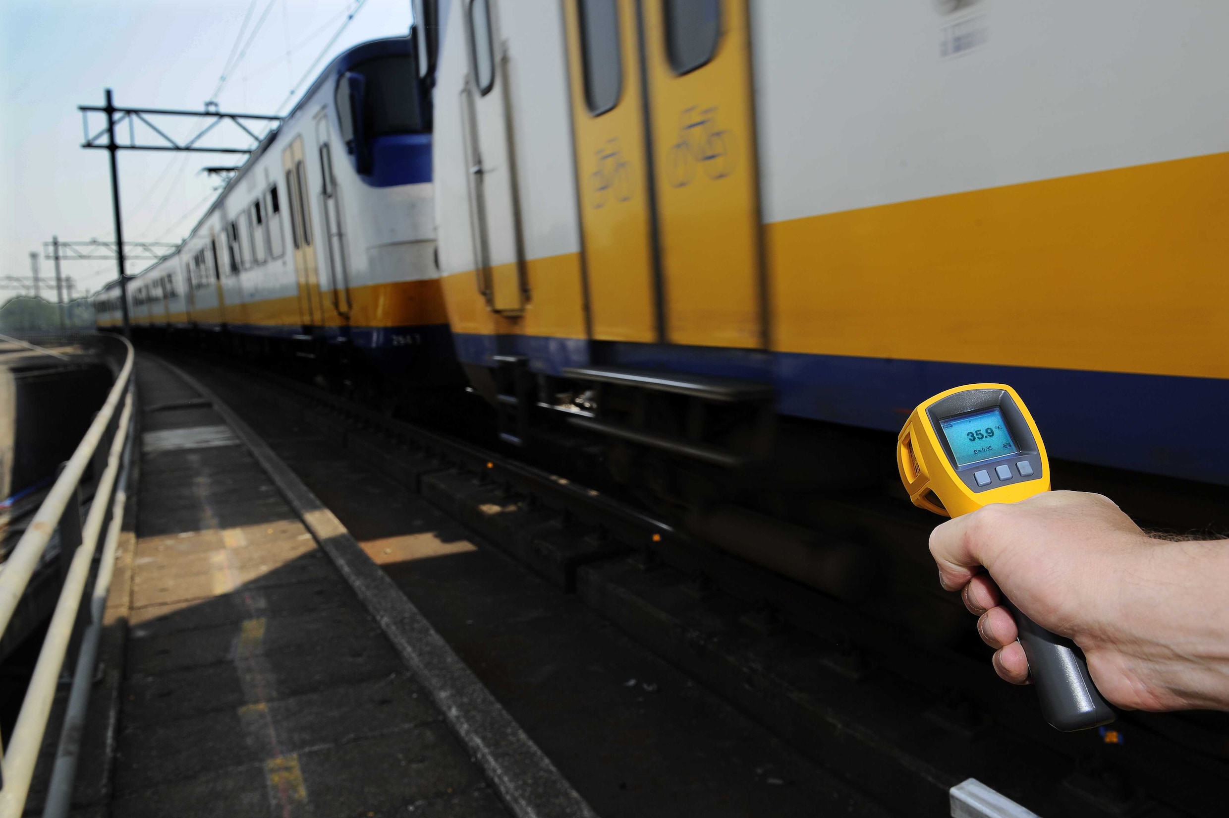 Medewerkers van ProRail controleren het spoor tijdens een zogenoemde hitteschouw.