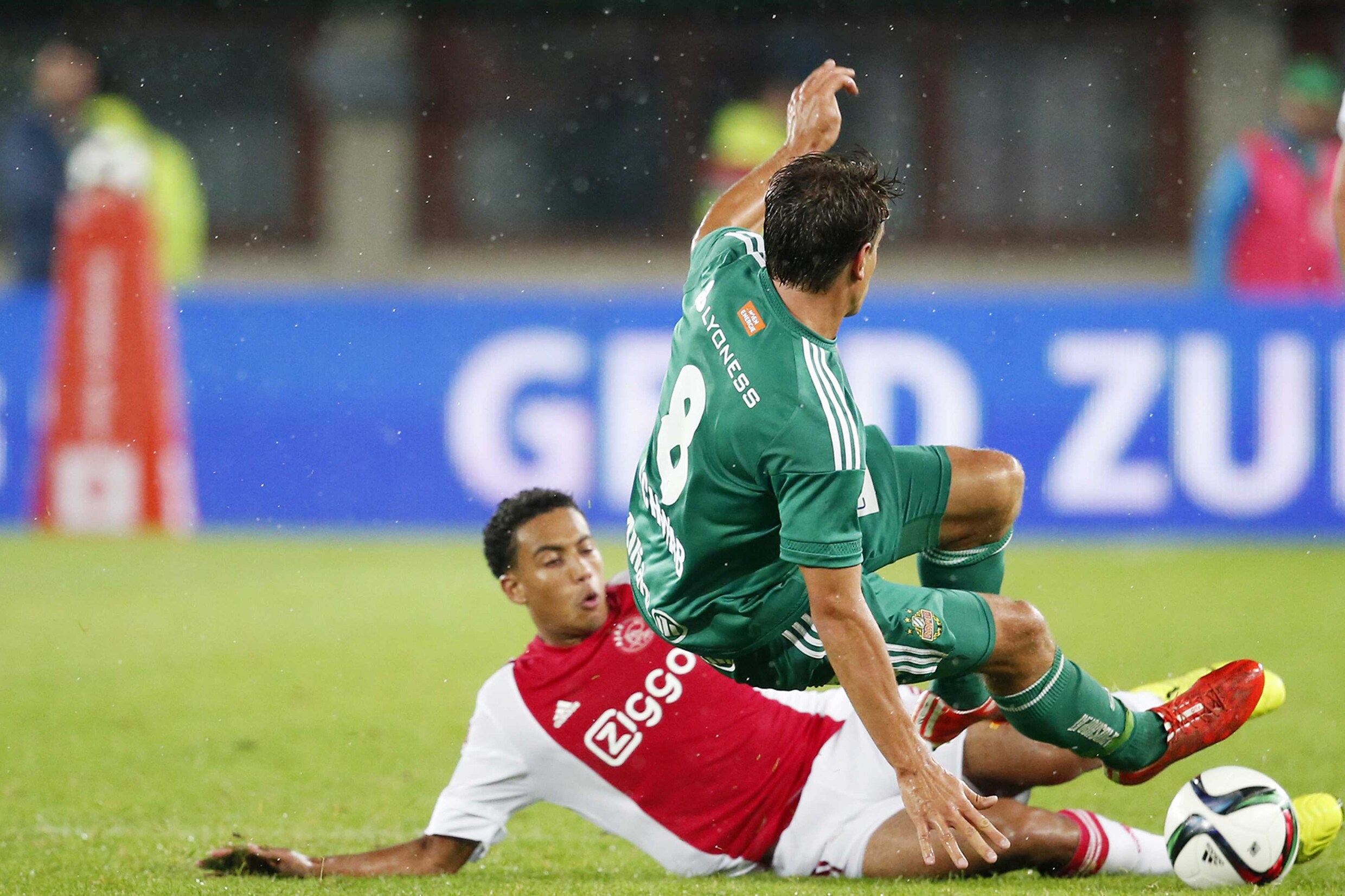 Schwab twee duels geschorst na horrortackle op Riedewald | de Volkskrant