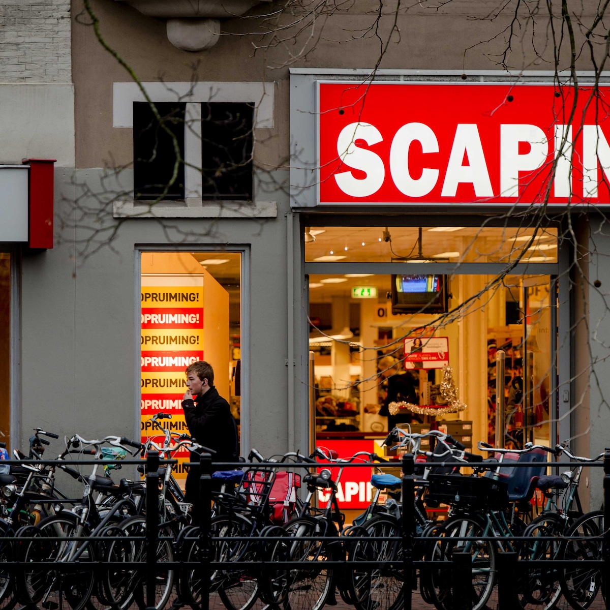 Schoenenketen Scapino failliet verklaard filialen blijven open de Volkskrant
