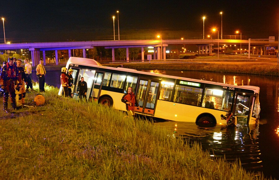 Pendelbus Schiphol rijdt water in: vijf gewonden