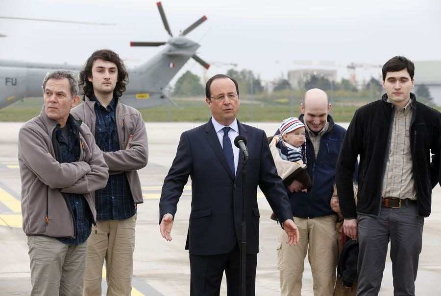 Hollande onthaalt gegijzelde Franse journalisten