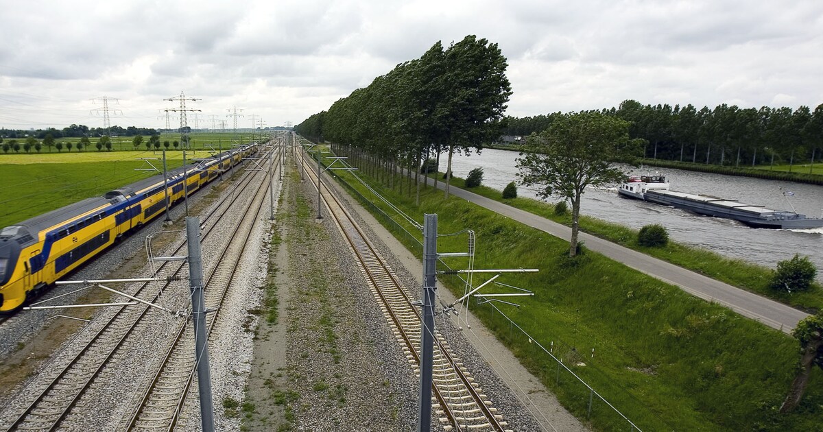 Trein, auto en boot omgeleid om nieuwe brug Loenersloot