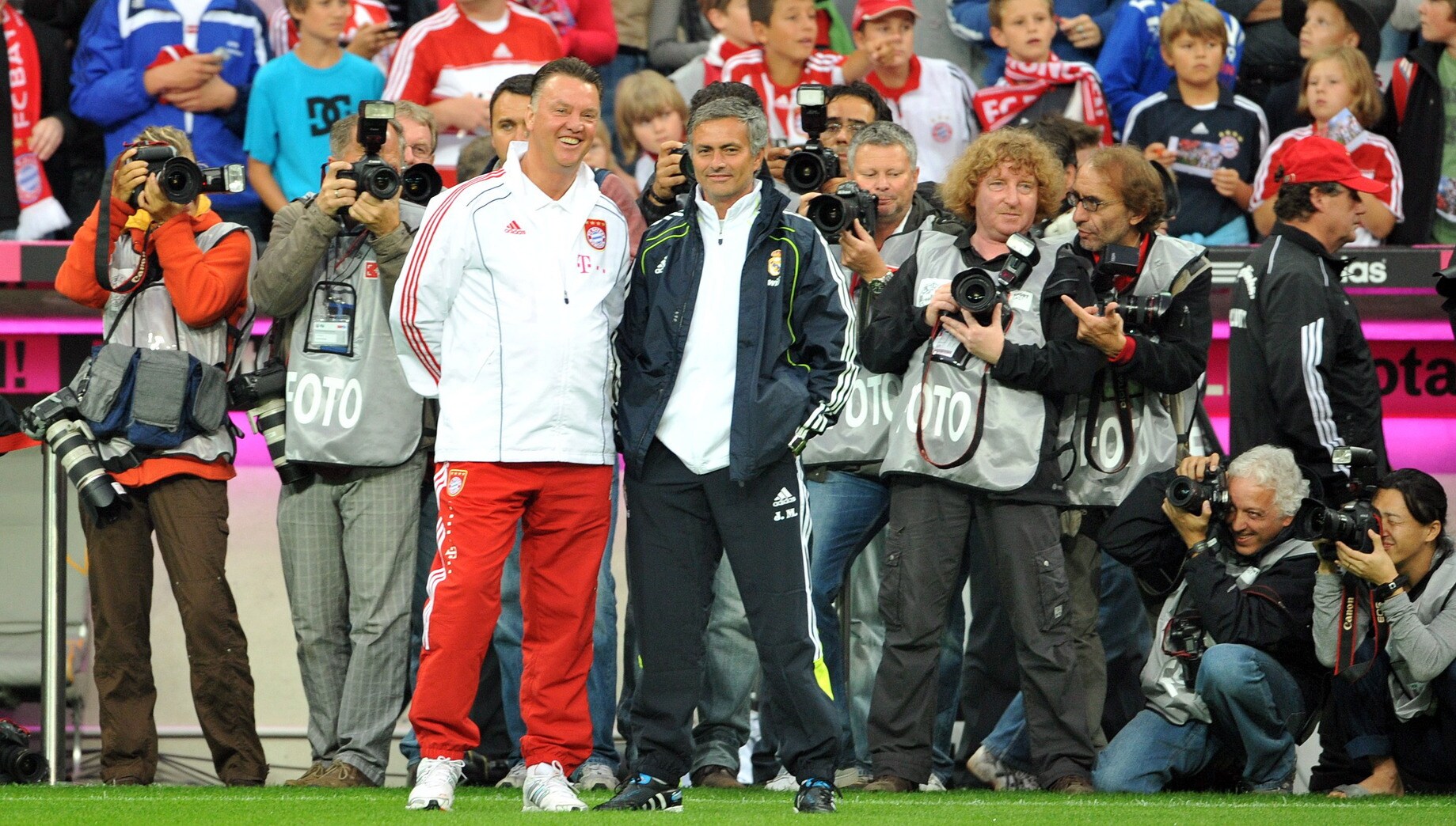 Van Gaal vindt Mourinho 'een bescheiden en emotioneel mens'