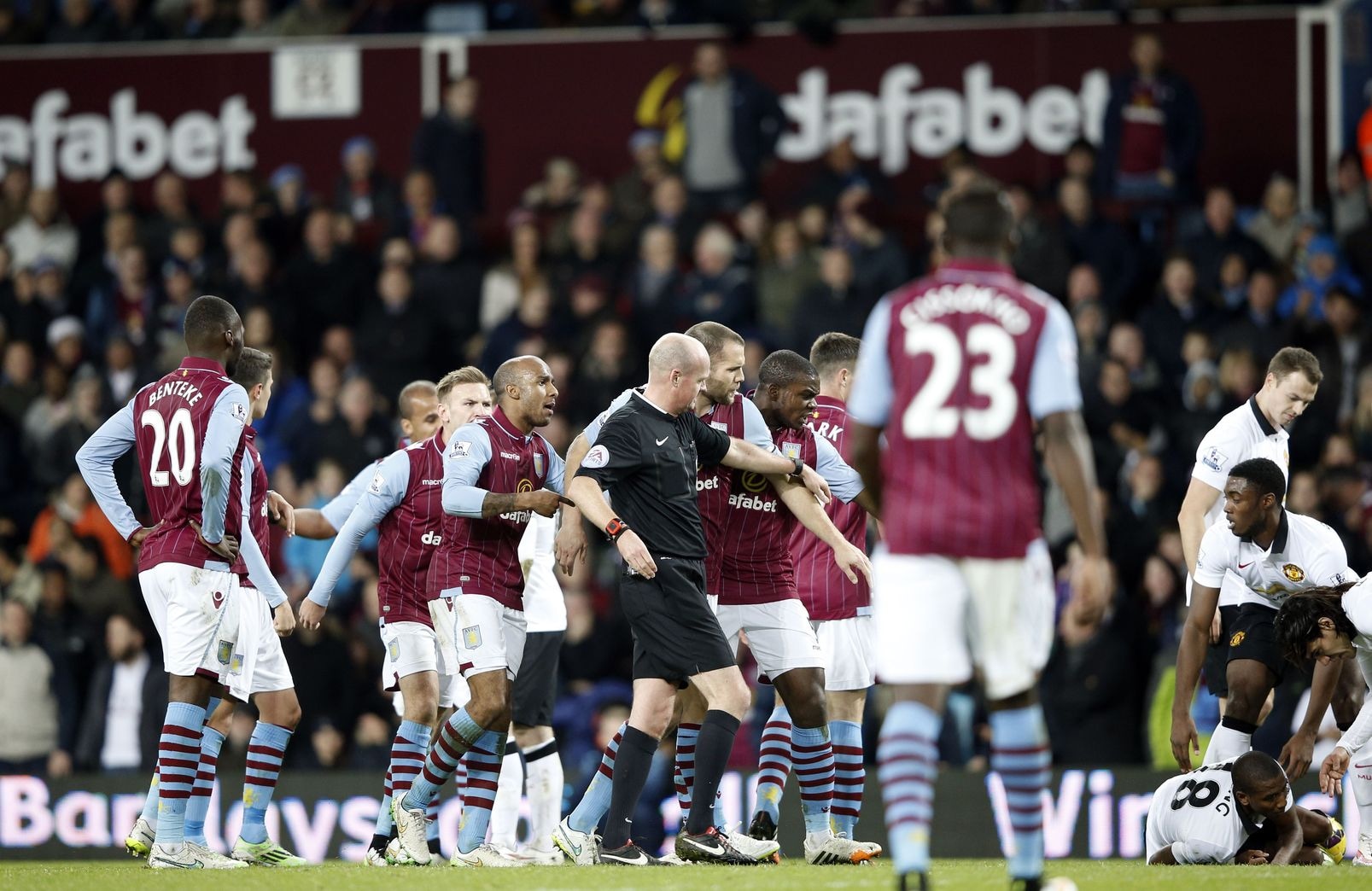 Aston Villa maakt einde aan zegereeks United en Van Gaal