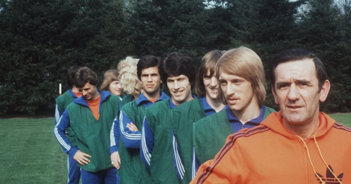 george-knobel-r-in-1976-als-bondscoach-van-het-nederlands