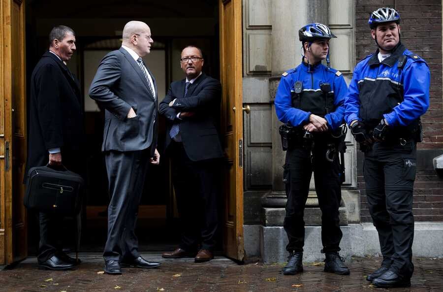 Demissionair staatssecretaris van Veiligheid en Justitie Fred Teeven verlaat het Binnenhof na afloop van de ministerraad.