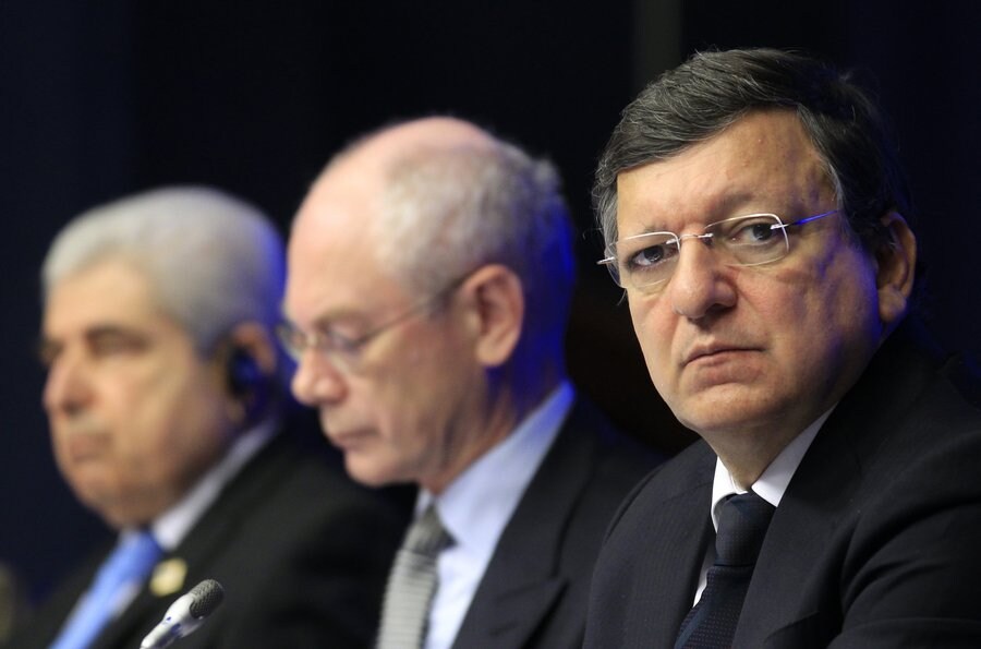 Herman van Rompuy (midden) met José Manuel Barroso in Brussel vandaag.