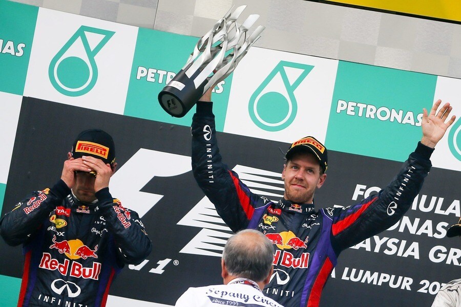 Vettel (rechts) viert zijn zege, zijn ploeggenoot Webber is niet blij.