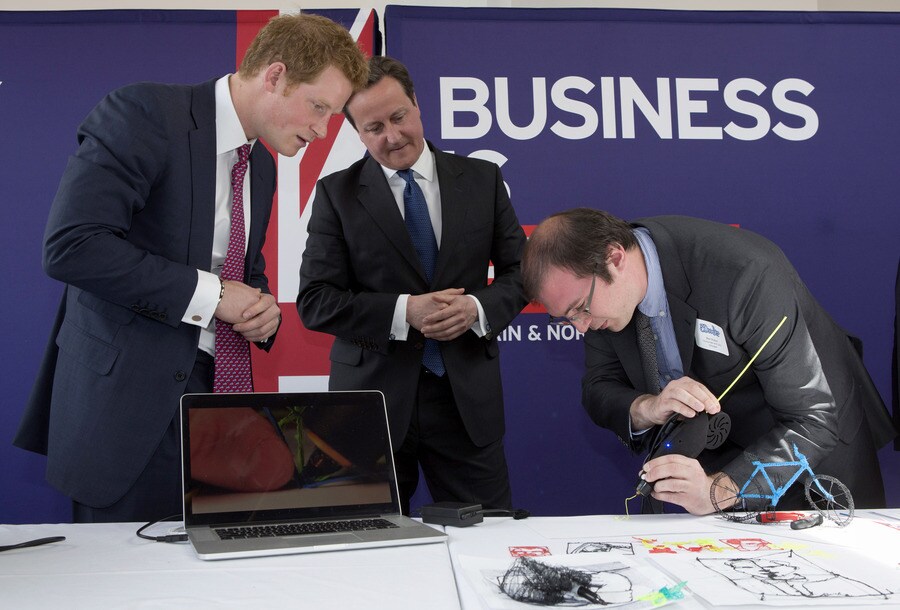 De Britse prins Harry en premier David Cameron bij een campagnebijeenkomst voor het Britse zakenleven.