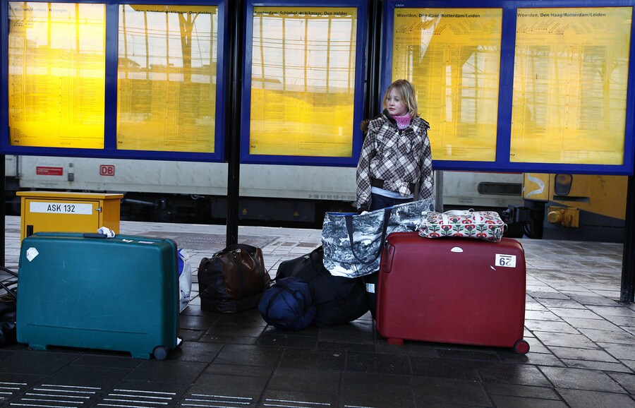 NS gaat gele borden weghalen van stations | de Volkskrant