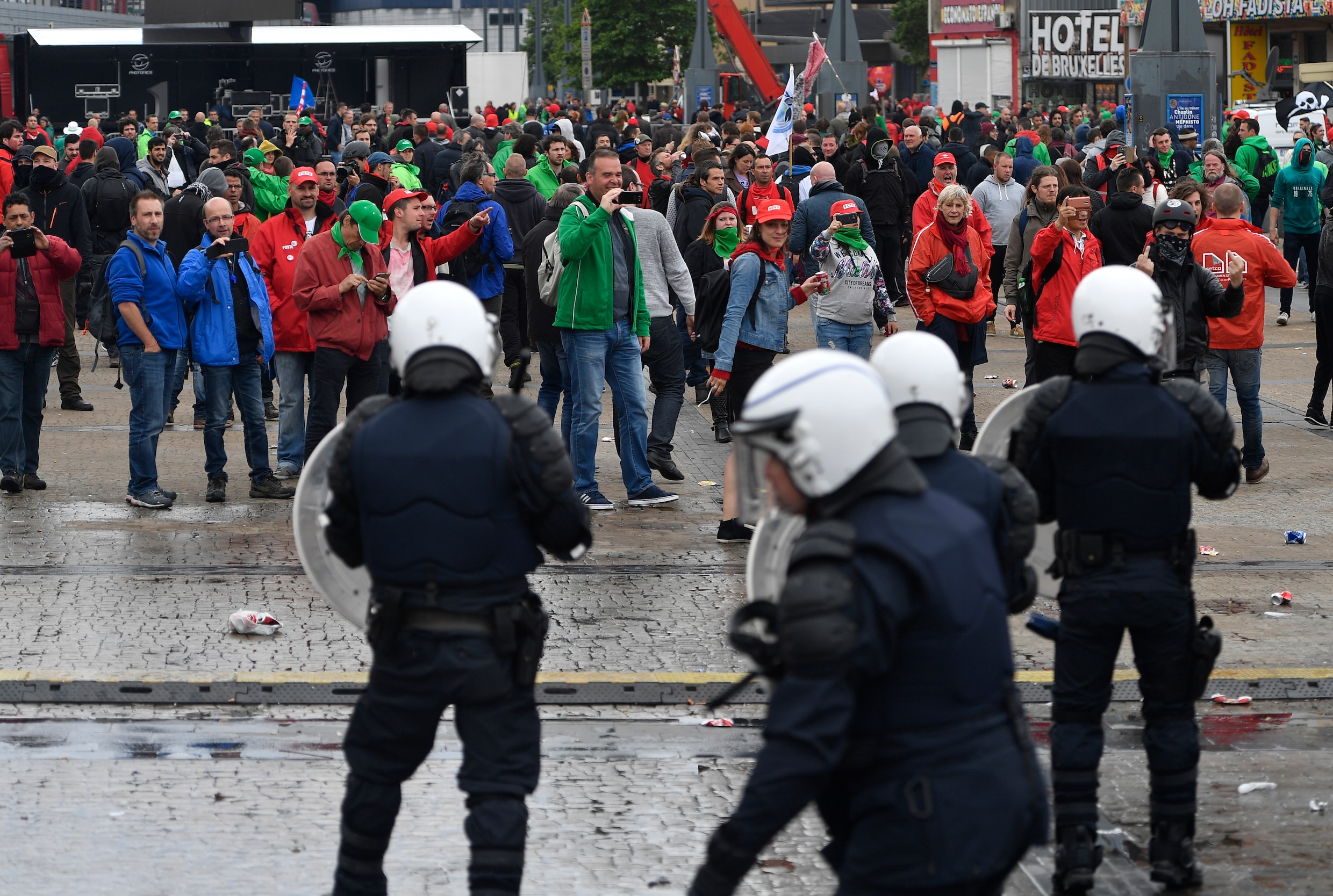 Gewonden bij rellen in Brussel na demonstraties vakbonden | de Volkskrant