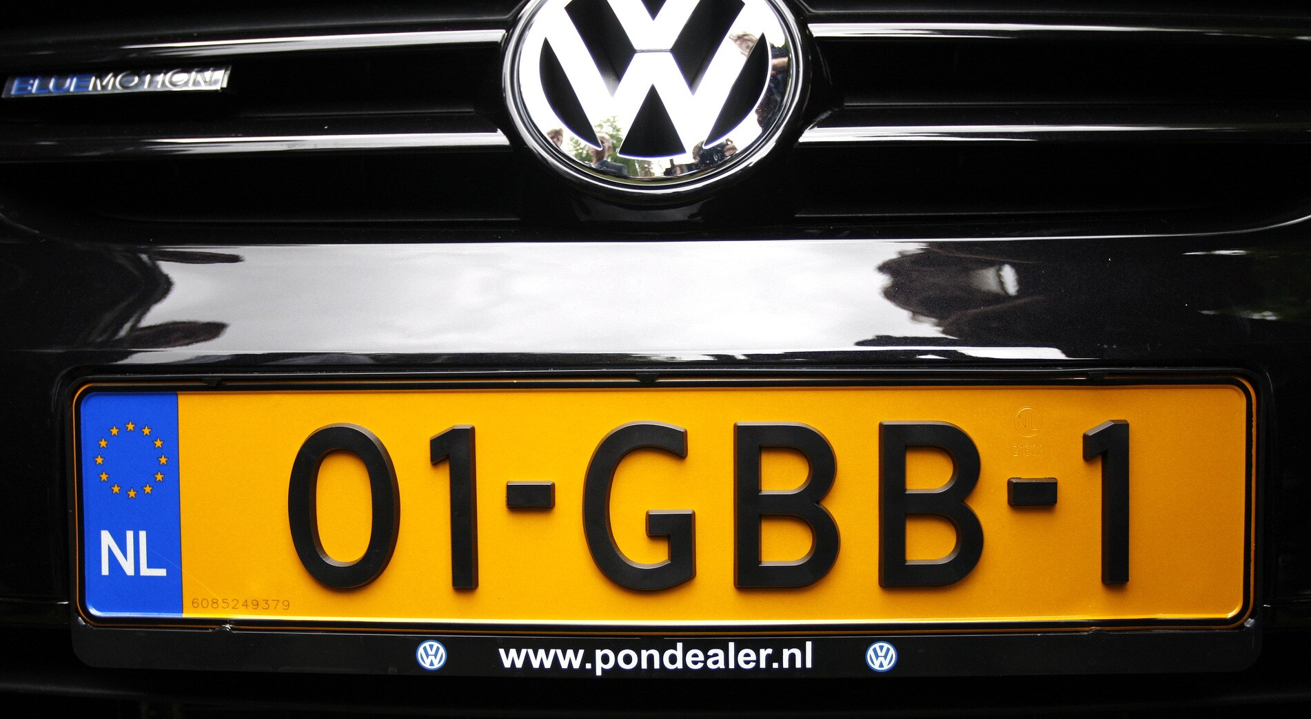 Eerste auto met nieuw kenteken vandaag de weg op de Volkskrant