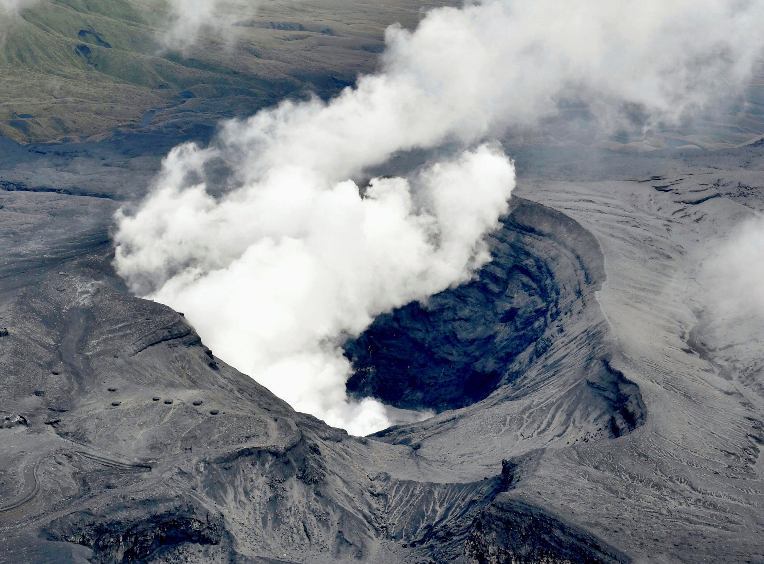 Regering Japan waarschuwt omwonenden na uitbarsting vulkaan Aso