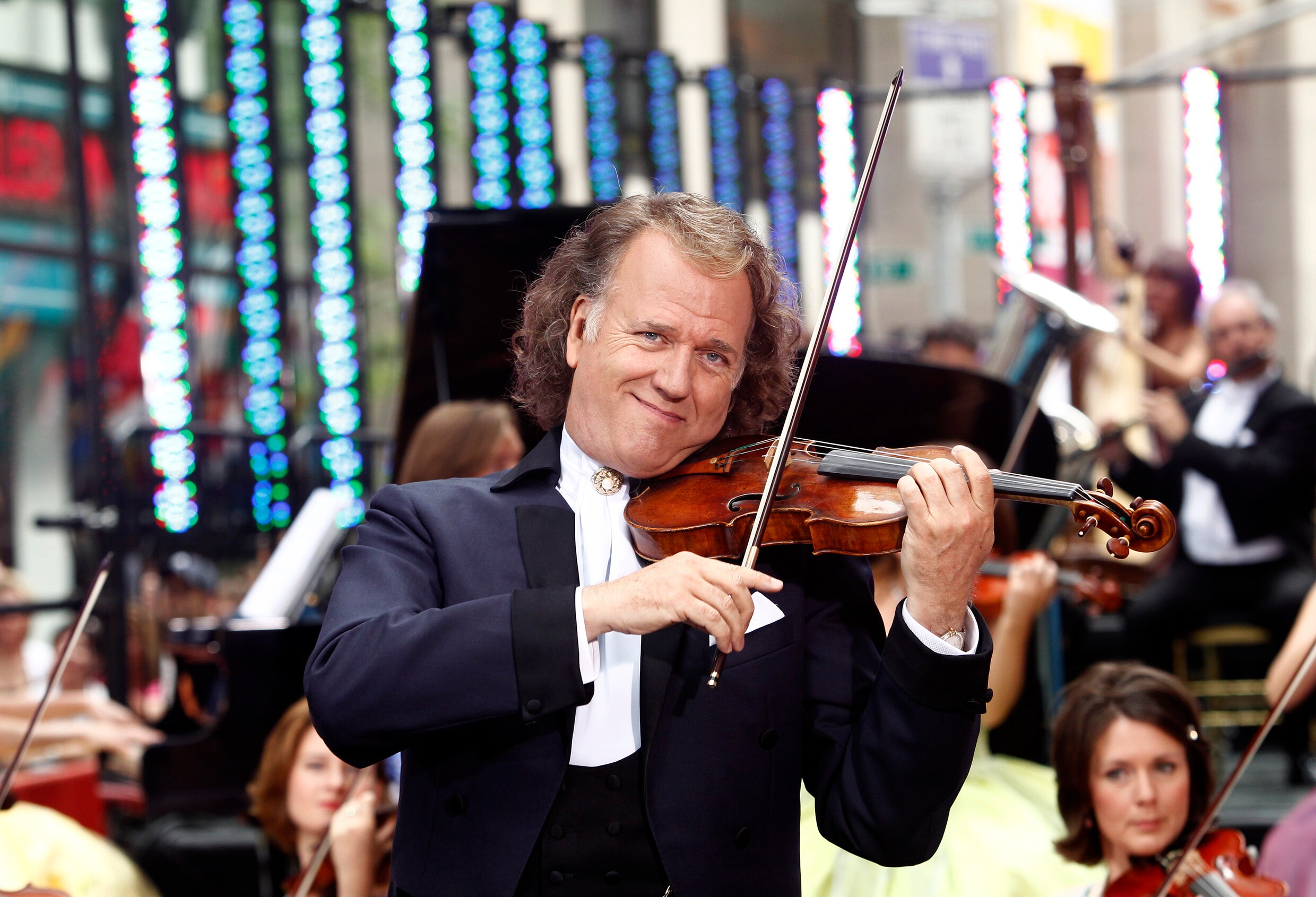 Rieu in Mexico groot door illegale cd's | de Volkskrant