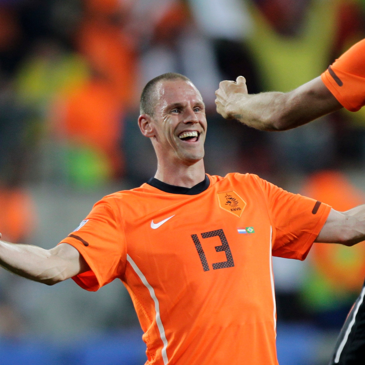 andre-ooijer-is-dolblij-na-de-zege-van-oranje-op-het-wk-van-2010